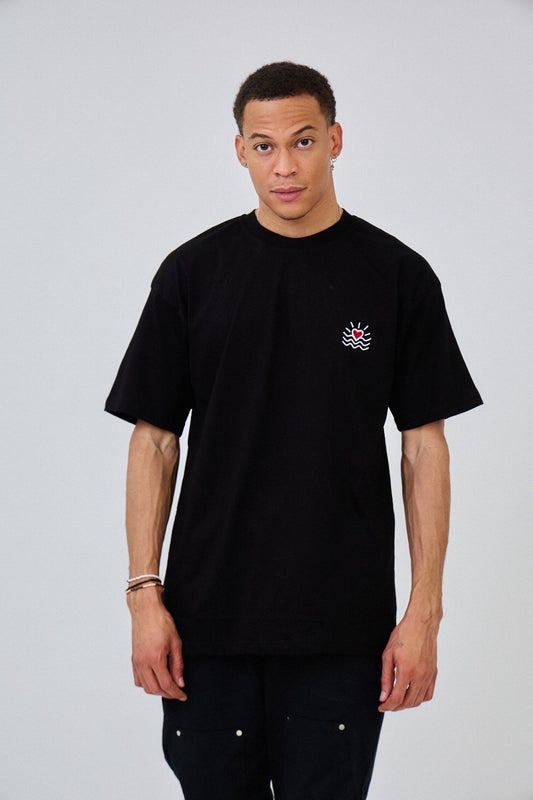T-Shirt mit kleinem Herz-Logo in Schwarz