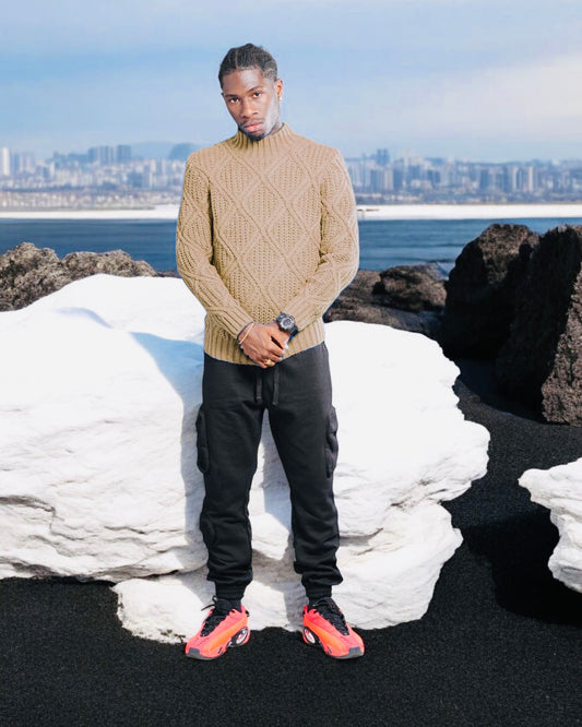 Beigefarbener irischer Pullover mit Stehkragen