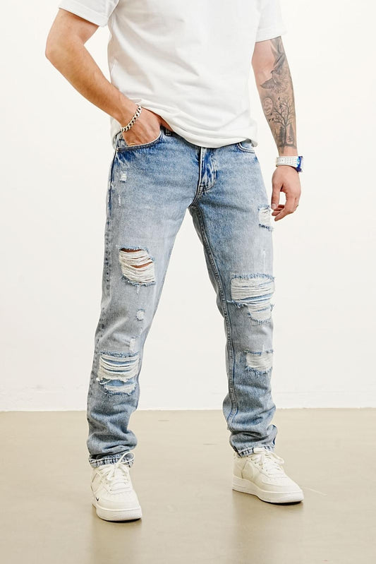 Gerade geschnittene Jeans. Blauer Riss