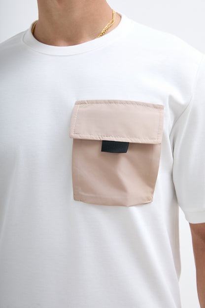 Weißes T-Shirt mit Taschen