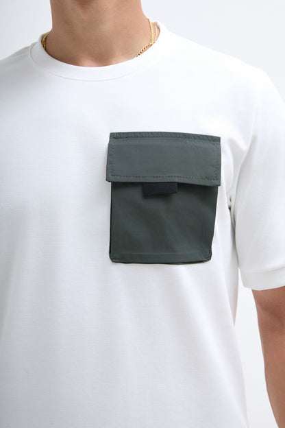 Weißes T-Shirt mit Taschen